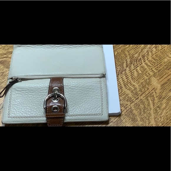 Elegant Beige Leather Wallet - Picture 3 of 11